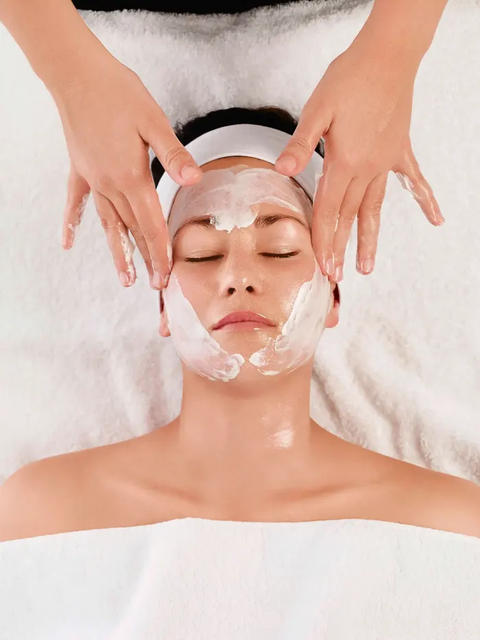 Kosmetische Gesichtsbehandlung mit Maske im Studio