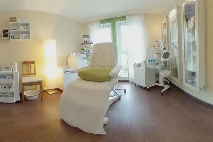 Behandlungsraum im Kosmetikstudio fei schee mit Liege und hellen Fenstern